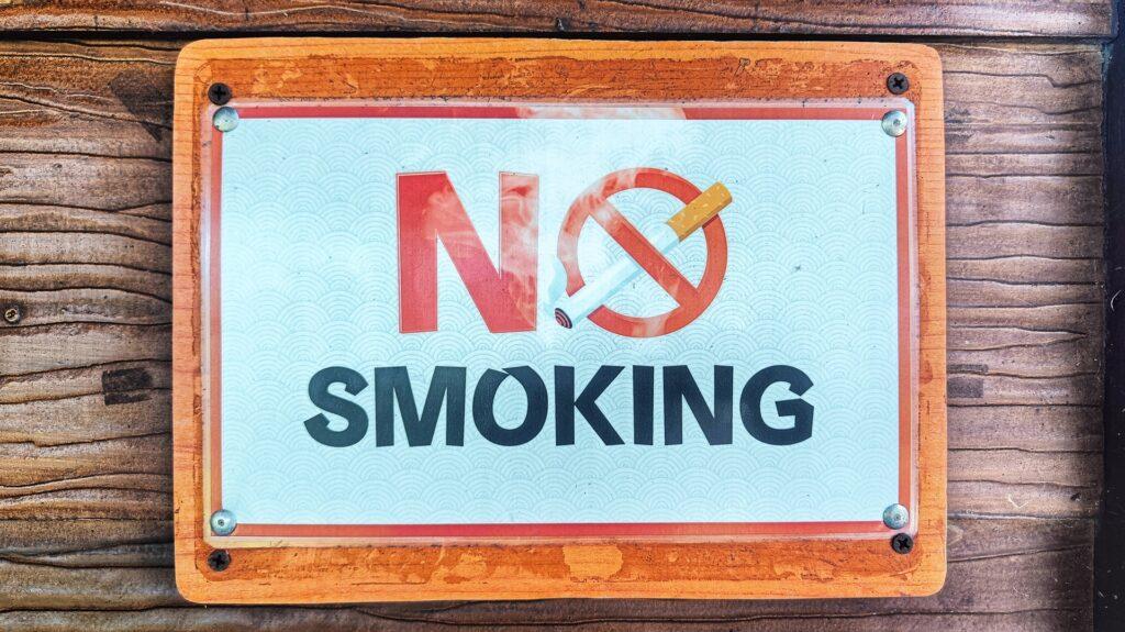 No Smoking Schild an Holzwand | Elf Bar Vape